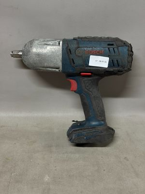 une image représentant une perceuse est posée sur une surface blanche