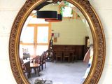 un miroir accroché au mur d'une pièce