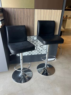 deux tabourets de bar en cuir noir dans une cuisine