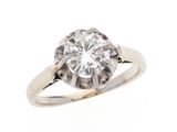 gros plan d'une bague en diamant sur fond blanc