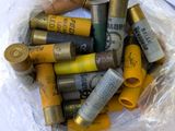 de nombreux types différents de cartouches de fusil de chasse dans un sac en plastique
