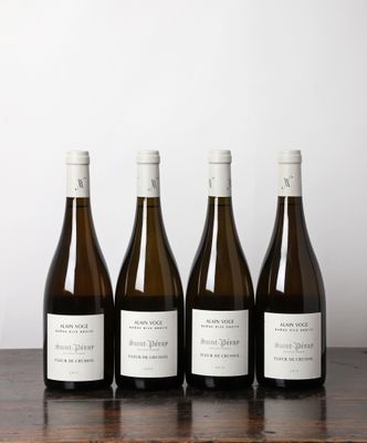 trois bouteilles de vin posées sur une table en bois