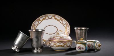 de nombreux types de vases et de coupes sur la table