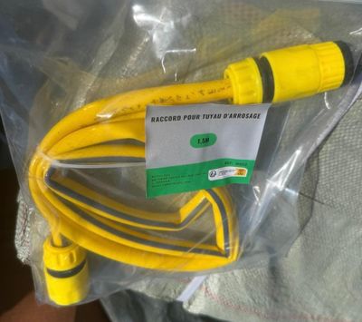un tuyau jaune qui se trouve dans un sac en plastique
