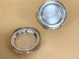 deux assiettes en métal argenté posées sur une table recouverte d'une nappe marron