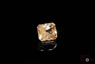 un diamant jaune est représenté sur une surface noire