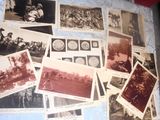 beaucoup de vieilles photos sur la table ensemble
