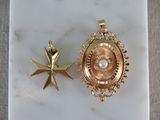 deux bijoux posés sur une plaque de marbre
