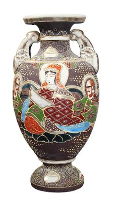 JAPON, Satsuma - VASE balustre en faïence à décor de divinit…
