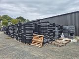 un gros tas de palettes empilées devant un bâtiment