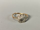 une image d'une bague en or avec une pierre au centre
