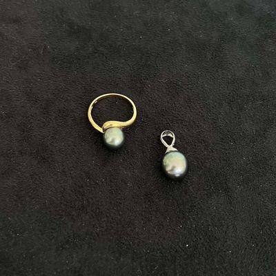 une paire de boucles d'oreilles en perles sur une surface noire