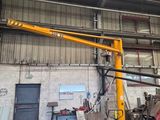 une grue installée à l'intérieur d'un bâtiment