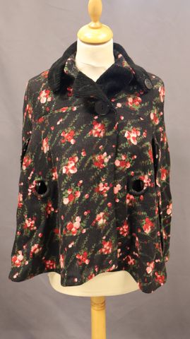 KENZO – Cape en laine et coton à motifs de roses sur fond noir. T...