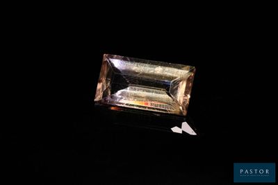 gros plan d'un diamant sur une surface noire