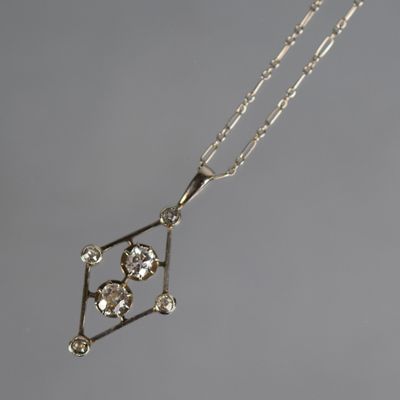 un gros plan d'un collier de diamants monté sur une chaîne en argent