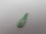 une photo d'un morceau de jade vert posé sur un fond blanc