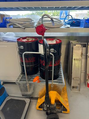 une photo d'une cuisine avec plusieurs tonneaux posés sur le plan de travail