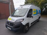 une camionnette blanche garée dans un parking