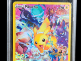 La carte Pokémon se trouve dans un étui en plastique transparent sur fond noir.
