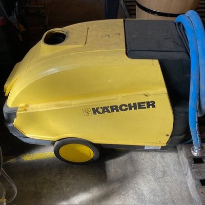 une machine jaune posée sur le sol