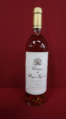 la bouteille de vin est posée sur une surface rouge