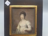 une vieille photo d'une femme en robe blanche, dans un cadre noir