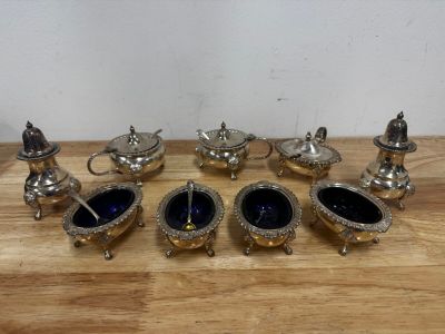 un ensemble d'objets en verre argenté et bleu posés sur une table en bois