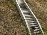 une rampe en bois posée dans l'herbe