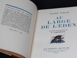 un livre ouvert sur lequel figure la photo d'un homme en uniforme militaire