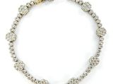 gros plan d'un collier de diamants sur fond blanc