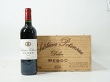 une bouteille de vin posée à côté d'une caisse en bois