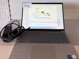 un ordinateur portable posé sur un bureau avec une souris