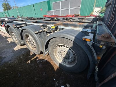 un semi-remorque avec une remorque à plateau garé sur un parking