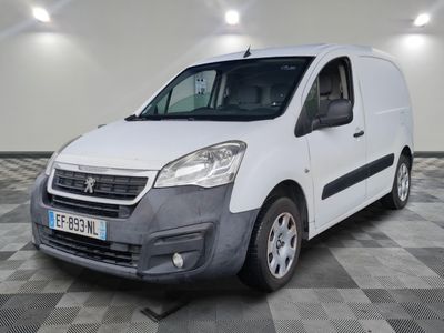 la camionnette blanche est garée sur le sol en damier d'une pièce