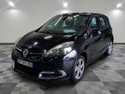la photo d'une voiture noire garée dans un garage