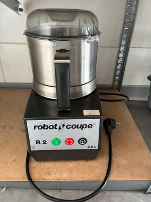 un Robot Coupé posé sur un plan de travail