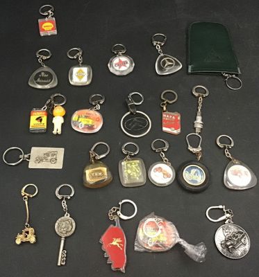 tout un tas de porte-clés posés sur une table