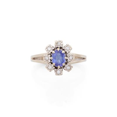 une bague à grappes de saphirs et de diamants