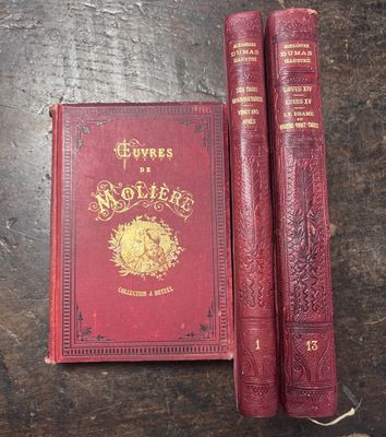 deux livres rouges posés l'un à côté de l'autre sur une table en bois