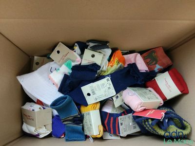 une boîte remplie de chaussettes et les chaussettes qu'elle contient