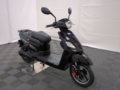 un scooter garé dans une pièce