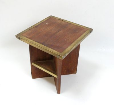 une image représentant une petite table en bois avec une étagère en dessous