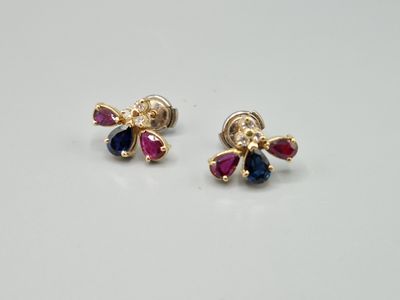 une paire de boucles d'oreilles en or ornées de pierres bleues et roses