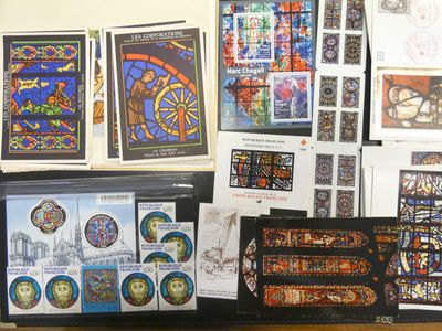de nombreux types de timbres sur la table