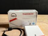 une boîte blanche ornée d'une bande rouge et d'un chargeur