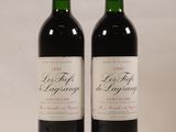 deux bouteilles de vin rouge posées l'une à côté de l'autre sur une table