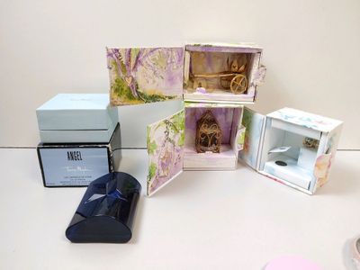 Lot de 5 articles relatifs à l'univers de la parfumerie de m…