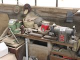 une photo d'un établi sur lequel se trouvent de nombreux outils