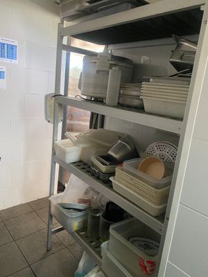 de nombreux plats et casseroles sur les étagères de la cuisine
